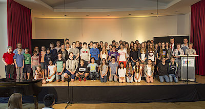 Die Schülerinnen und Schüler der Gewinner-Schule zum Gruppenbild in der Aula des Kaiserslauterner Gymnasiums