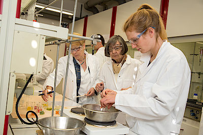 Die Lehrer aus Rheinland-Pfalz konnten die Experimente für den Unterricht im Labor des Campus Pirmasens live erproben. 