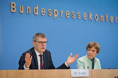 VCI-Hauptgeschäftsführer Dr. Utz Tillmann und Professorin Dr. Edda Müller, Vorsitzende von Transparency International Deutschland e. V. (Bild: VCI/Simone M. Neumann)