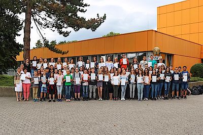 Die Schülerinnen und Schüler mit ihren Urkunden von "Leben mit Chemie" (Foto: Mittelrhein-Gymnasium in Mülheim-Kärlich).