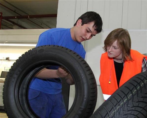 Azubis führen durch das Reifenwerk Michelin