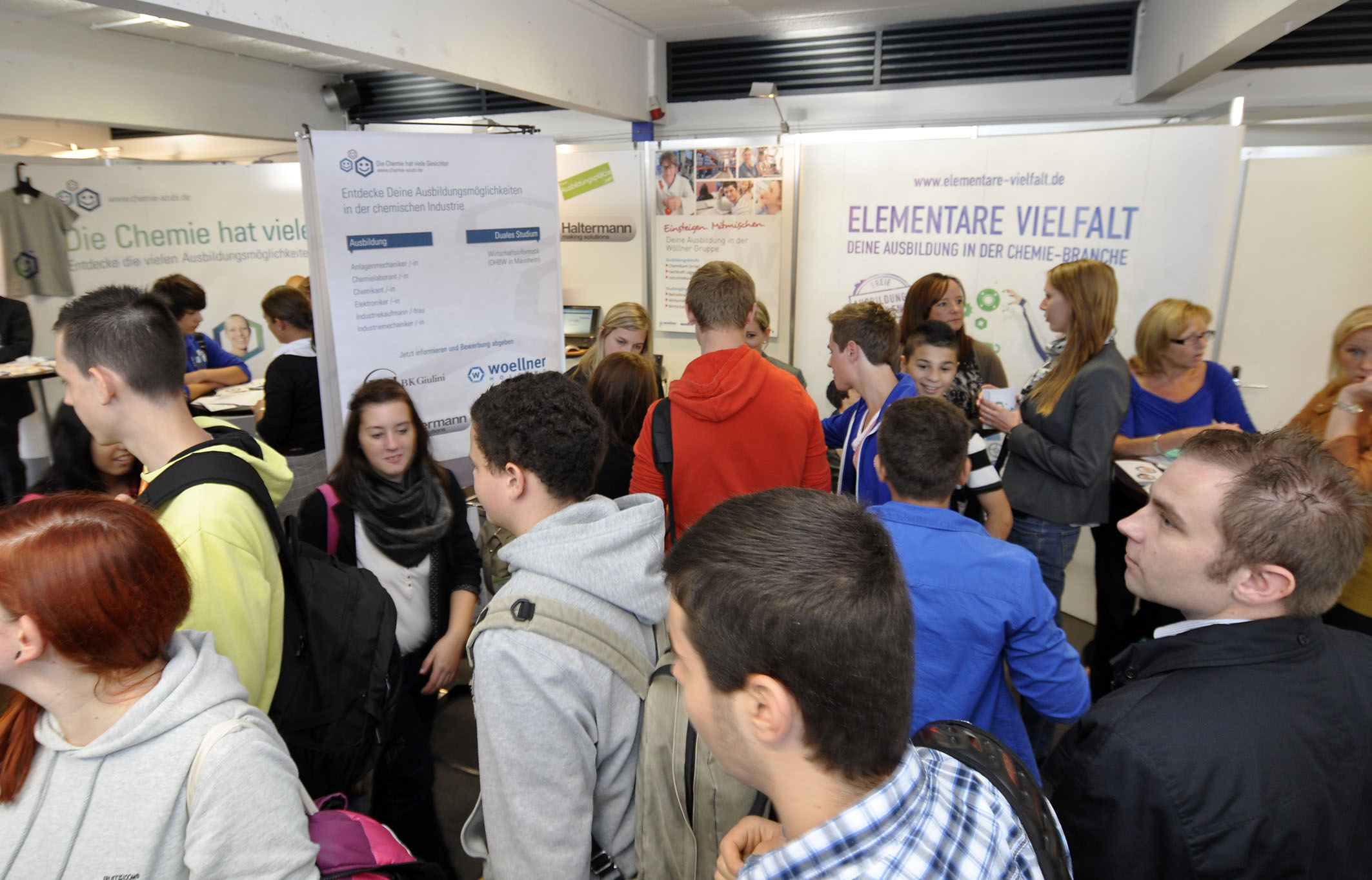 Chemie bietet vielfältige Berufswege // Gemeinsamer Stand der Chemie-Arbeitgeber auf der Sprungbrett in Ludwigshafen