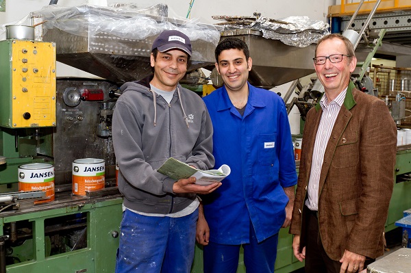 2015 aus Damaskus geflohen, freut sich Amjad Rashwani (Mitte) über die Chance, ein berufspraktikum beim Lackhersteller Jansen absolvieren zu können (Foto: Jansen)