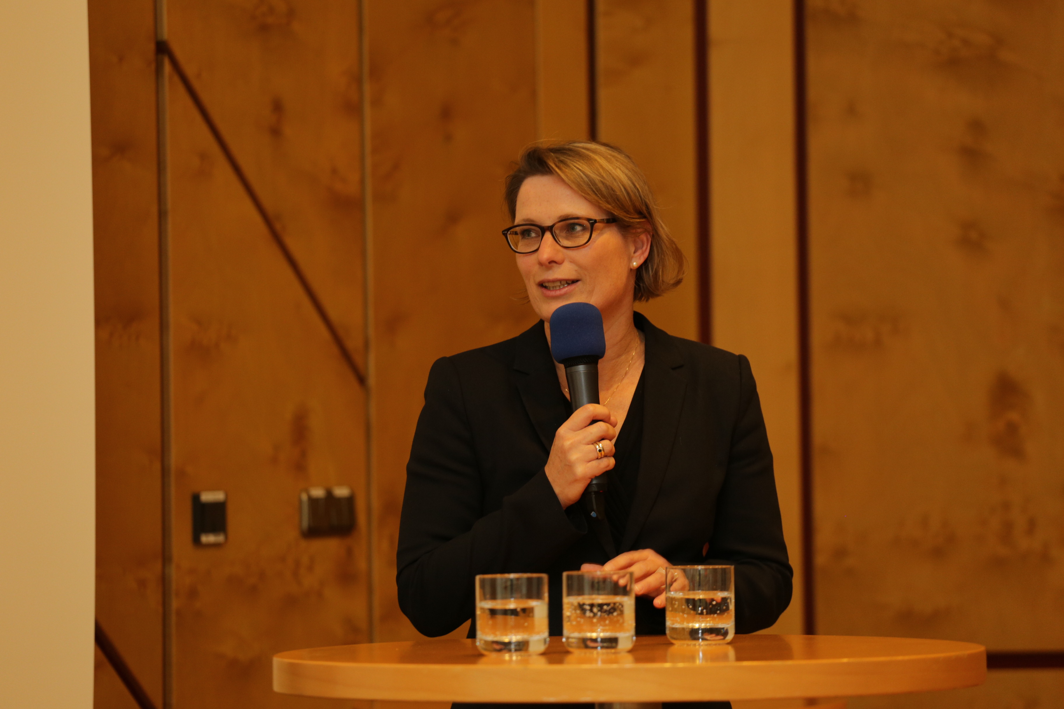 Dr. Stefanie Hubig spricht auf dem ersten MINT-Tag Rheinland-Pfalz. 