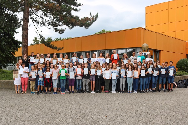 Die Schülerinnen und Schüler mit ihren Urkunden von "Leben mit Chemie" (Foto: Mittelrhein-Gymnasium in Mülheim-Kärlich).